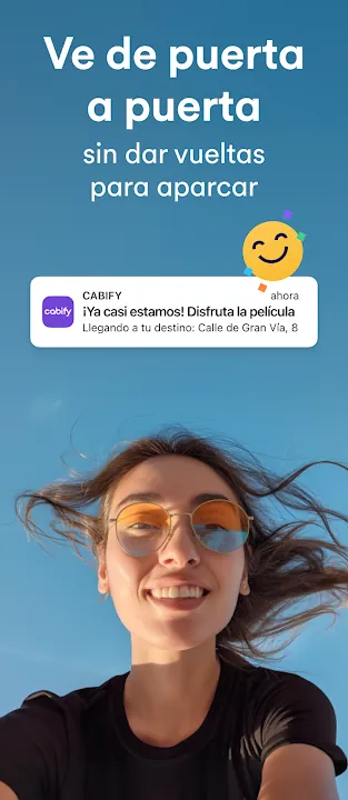 Mujer sonriente con gafas de sol y aviso de llegada al destino