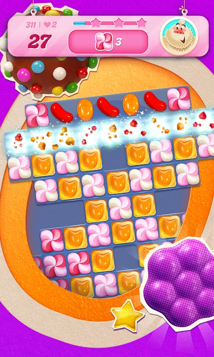 Candy Crush Saga: Spielfeld mit Wirbelbonbons und orangen Bonbons